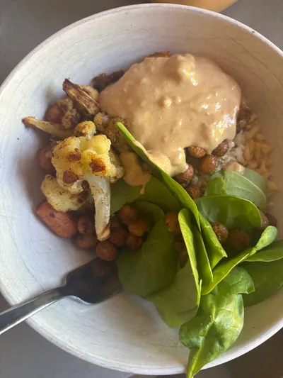 Roasted Cauliflower & Carrot Bowl with Spiced Chickpeas and Tangy Tahini Sauce 🥣